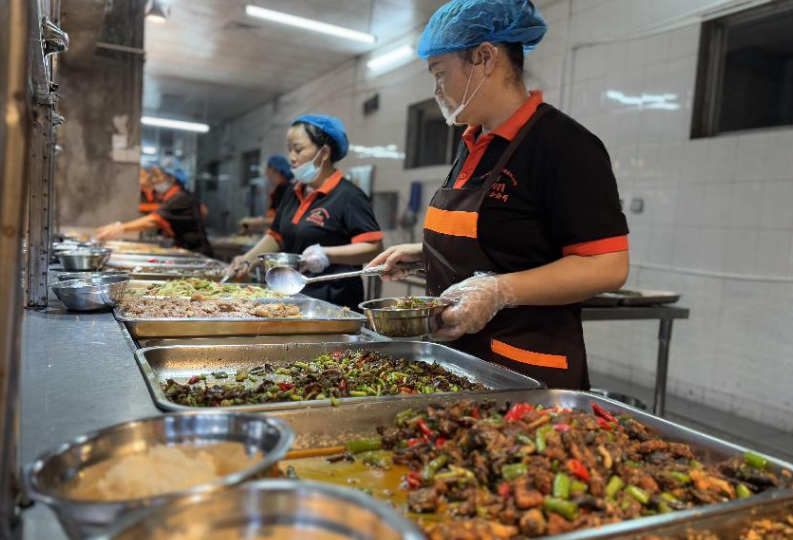 【湘伴高考2025现场直击】洪江市芙蓉中学考点：食堂暖心举措为学子添力