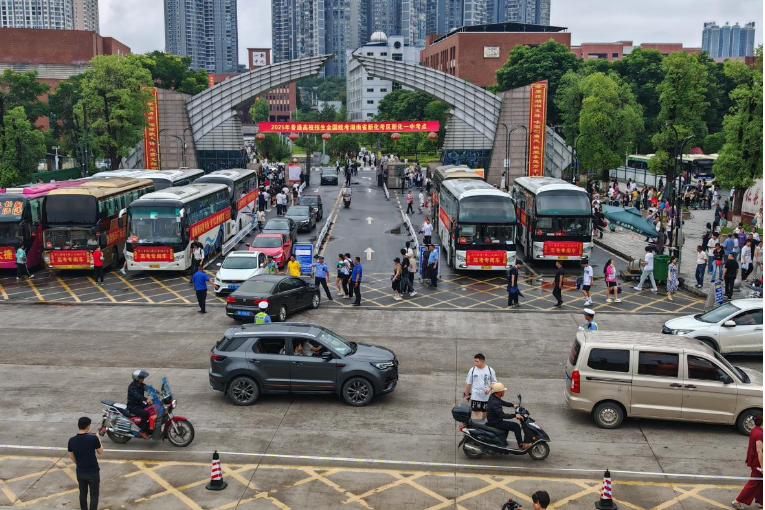 【湘伴高考2025现场直击】迎战十年来最强降雨——新化打响守护9275名考生的特殊战役