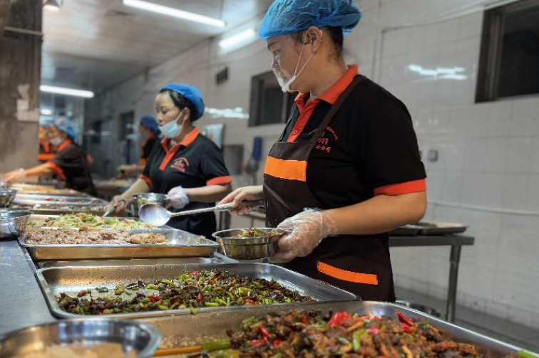 【湘伴高考2025现场直击】洪江市芙蓉中学考点：食堂暖心举措为学子添力