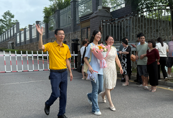 【湘伴高考2025现场直击】  嘉禾：鲜花掌声迎学子凯旋