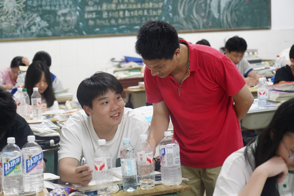 【湘伴高考2025现场直击】衡南二中考点：晚自习的贴心守护