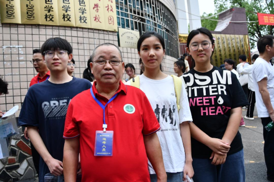 【湘伴高考2025现场直击】“孩子们需要，我义不容辞”——记21年送考路上的“定海神针”刘立明