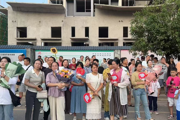 【湘伴高考2025现场直击】青春不散场 梦想再启航 —— 芷江学子用感恩与勇气拥抱人生新征程