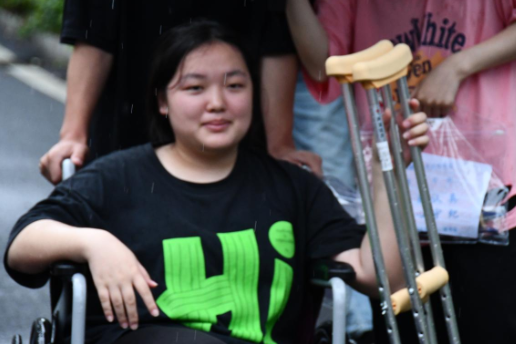 【湘伴高考2025现场直击】“高考很重要，友情同样重要”——新邵学子为受伤同学“护考”