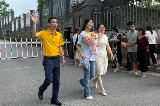 【湘伴高考2025现场直击】  嘉禾：鲜花掌声迎学子凯旋