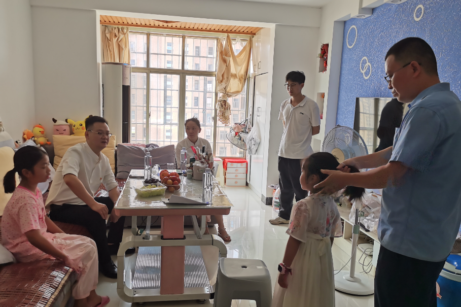 娄底市第八小学：夏日家访送平安 安全叮咛护童心
