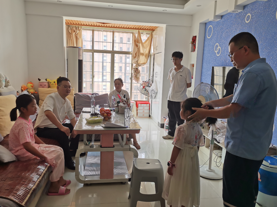 娄底市第八小学：夏日家访送平安 安全叮咛护童心