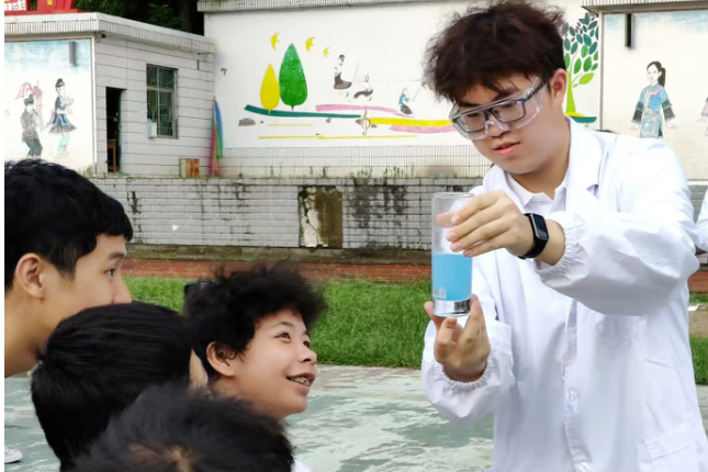 怀化学院：将一场“化学魔法秀”送进侗乡校园