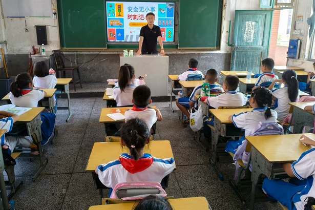 新晃晃州镇兴隆完全小学：安全教育第一课  筑牢校园安全防线