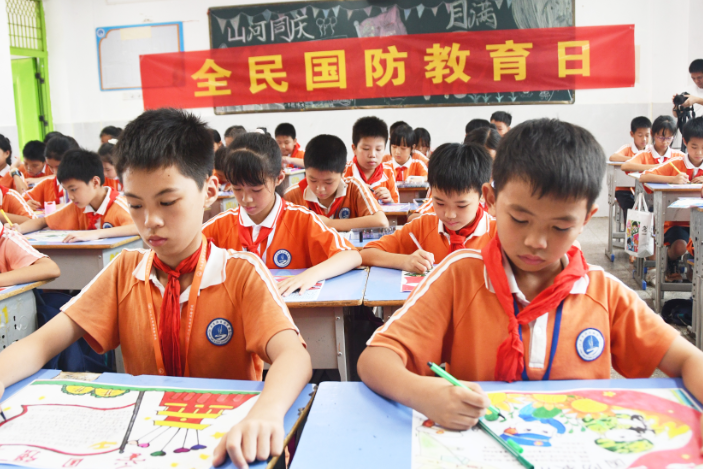 江永县思源实验学校：普及国防教育 激发爱国热情