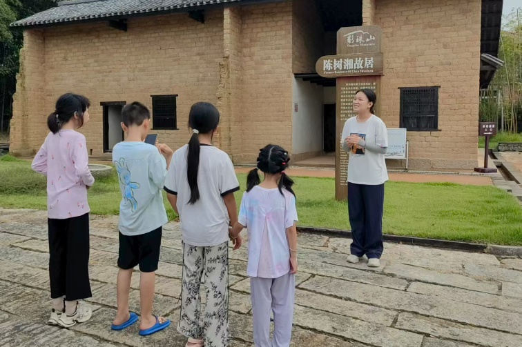 湖南女子学院：四份”暖心礼“伴失母儿童迎开学