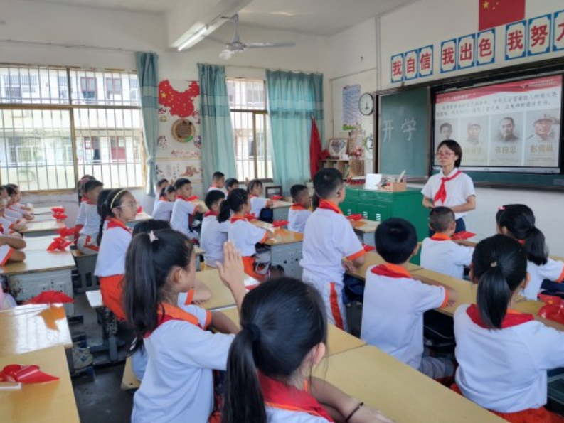 临武：“开学第一课”唱响红色主旋律