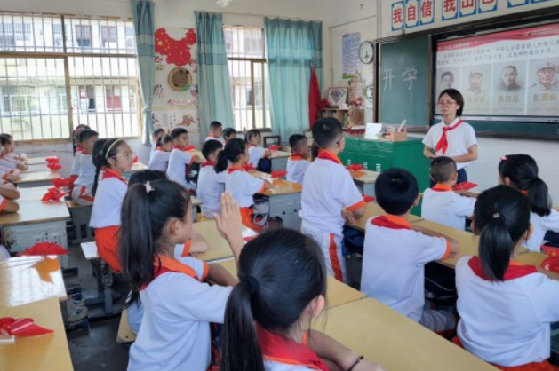 临武：“开学第一课”唱响红色主旋律