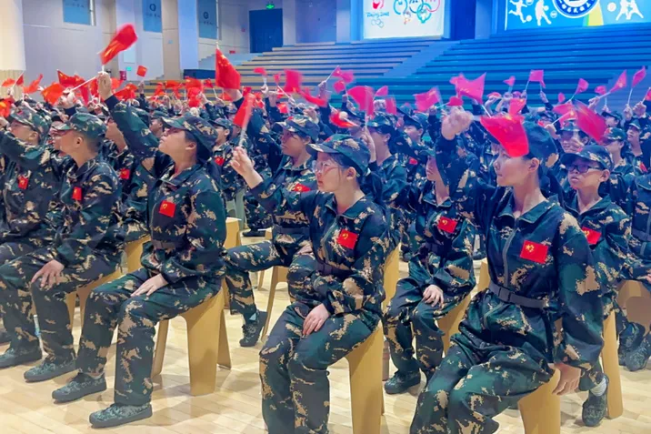 娄底市娄星区九万师生观看阅兵