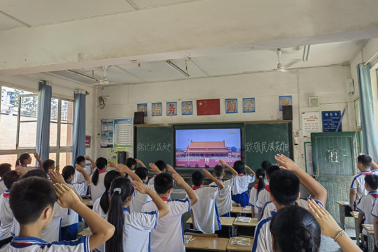 新晃兴隆小学：1300余名师生共上一堂爱国主义教育课