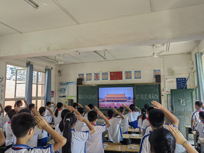 新晃兴隆小学：1300余名师生共上一堂爱国主义教育课