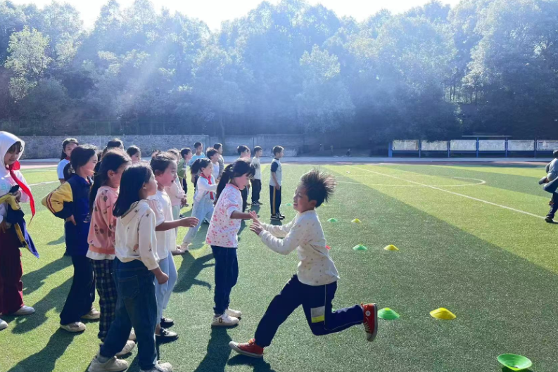 中方县牌楼小学：学本理念课堂激发学生运动热情