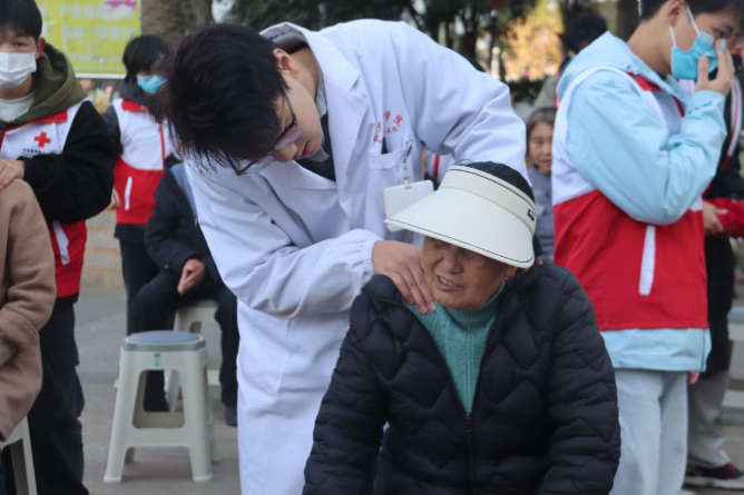 长沙医学院：冬日义诊敬耆老 医心暖护润人心