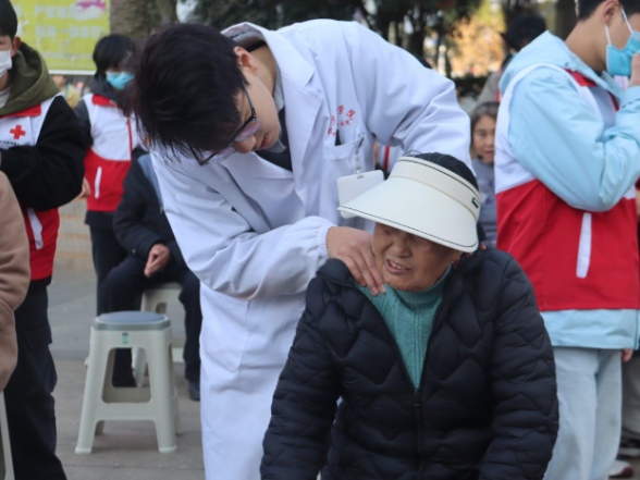 长沙医学院：冬日义诊敬耆老 医心暖护润人心