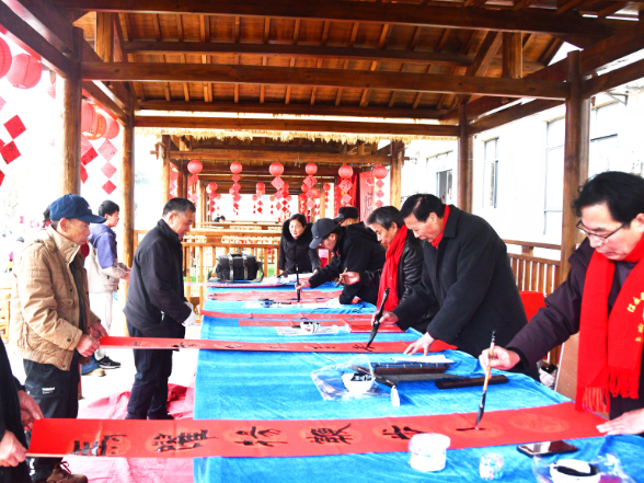 江永：教师书法志愿者写春联送祝福
