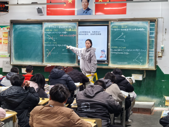 扎根乡村育桃李 ——洪江市沙湾乡中学教师群体的坚守与担当