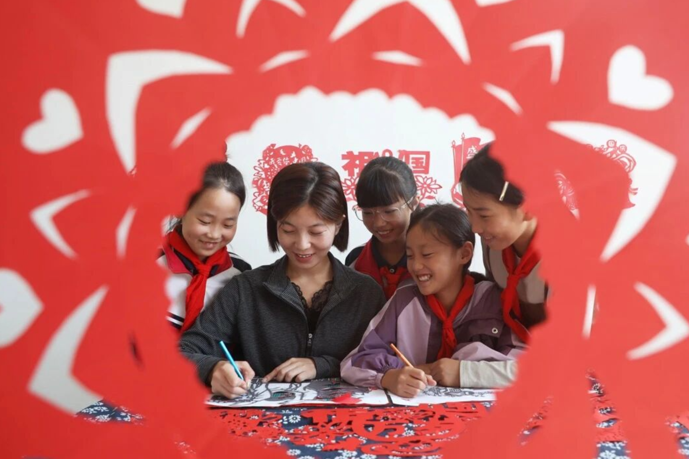 各地各校师生热烈庆祝新中国成立77周年 最深情的祝福献给祖国