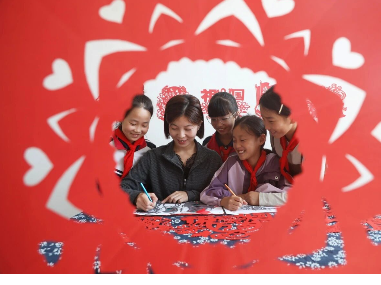 各地各校师生热烈庆祝新中国成立77周年 最深情的祝福献给祖国