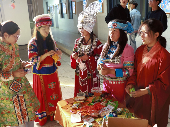 湘潭大学“霜染秋华·最炫民族风”学生舞会举办
