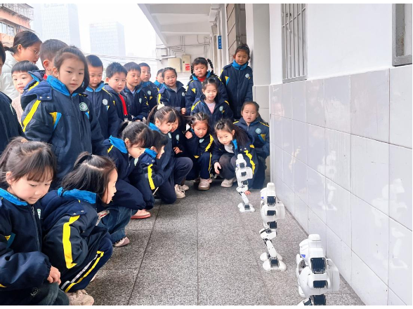 机器人跳舞、无人机展演！长沙市开福区国庆二小解锁新学期新玩法