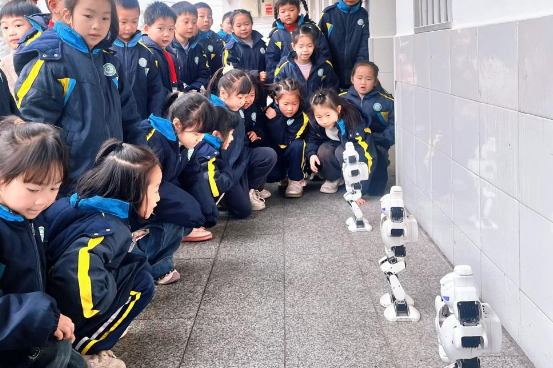 机器人跳舞、无人机展演！长沙市开福区国庆二小解锁新学期新玩法