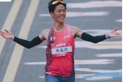 中南大学学子毛金虎刷新中国男子首马纪录