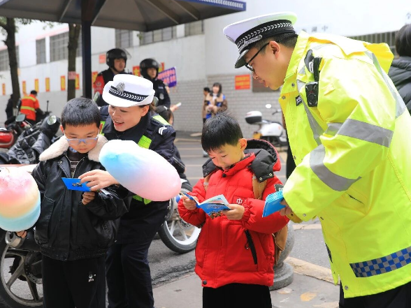 衡阳县：“马”力全开赴新程 “警”彩护航上学路