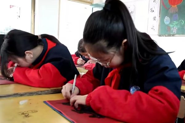 祁阳：红纸裁春承文脉 一校一品润童心