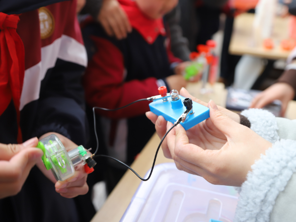 开学第一讯 | 液氮实验、水质过滤体验……长沙市特殊教育学校以“数智+劳动”模式开启新学期