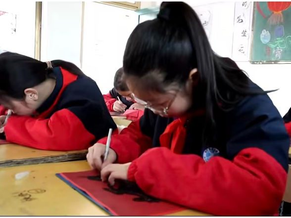 祁阳：红纸裁春承文脉 一校一品润童心