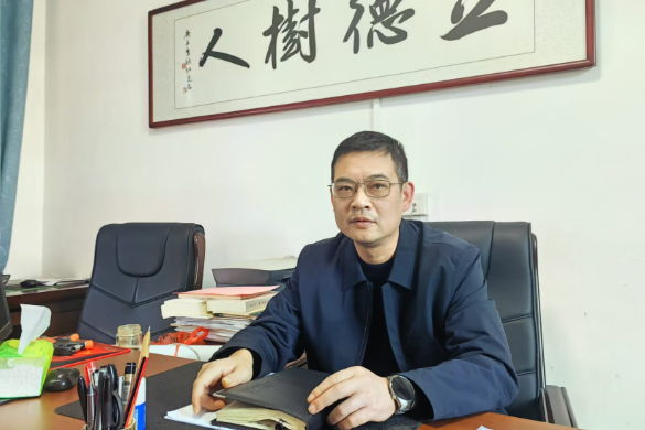书记校长开学第一讲 | 衡南县宝盖联合学校张伟：扎根乡土育桃李  策马扬鞭启新程