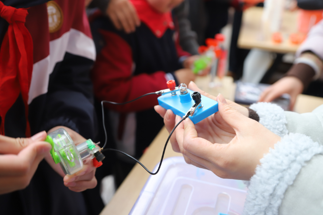 开学第一讯 | 液氮实验、水质过滤体验……长沙市特殊教育学校以“数智+劳动”模式开启新学期