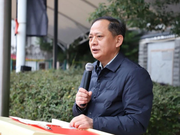 书记校长开学第一讲 |长沙市明德华兴中学胡建郭：以热爱奔赴山海 以奋斗飞驰人生