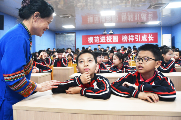 江永县实验小学：模范进校园   榜样引成长
