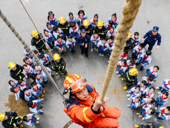 永州市新田县芙蓉学校：“零距离”学消防