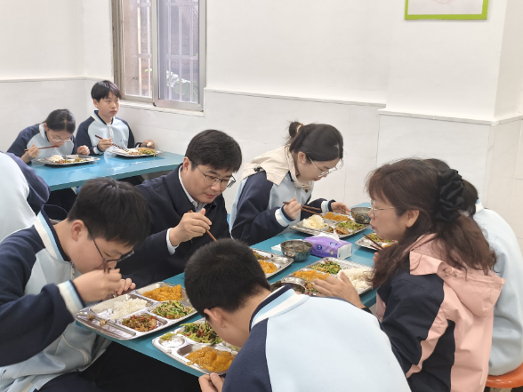 芦淞区开展校园食品安全与义务教育优质均衡工作督导调研