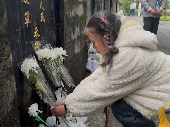 保靖县毛沟小学开展 “行走的思政课” 清明祭扫活动