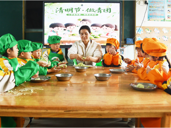 江永县桃川镇中心幼儿园：包青团  知民俗