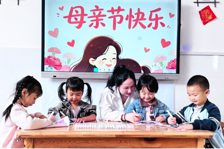 江永县工业集中区幼儿园：萌娃谢母爱