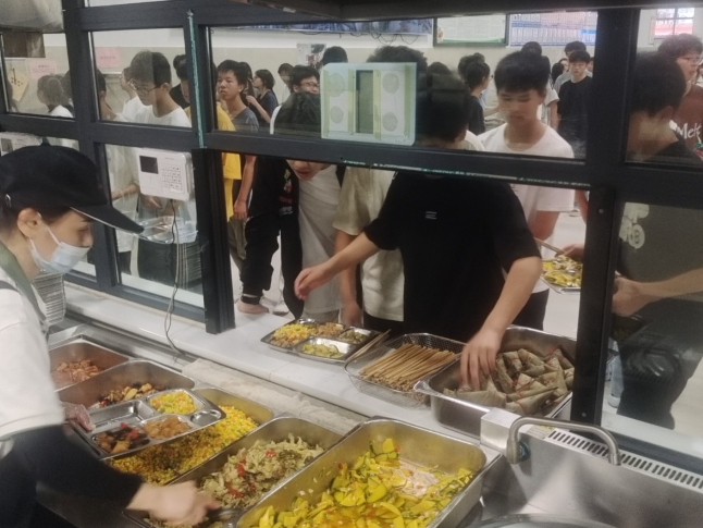 汨罗市第一中学：粽香迎佳节 温情助中考