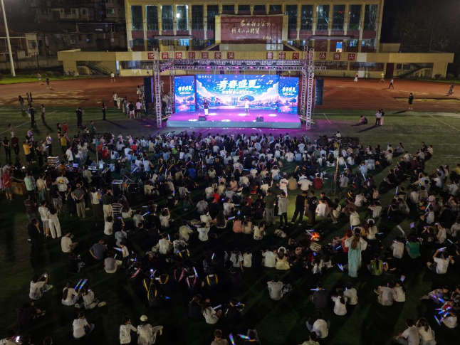 南华大学“毕业歌会+星光夜市”点亮毕业季