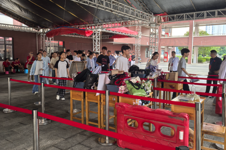 2500多名高考学子奔赴临湘一中考点开展模拟演练