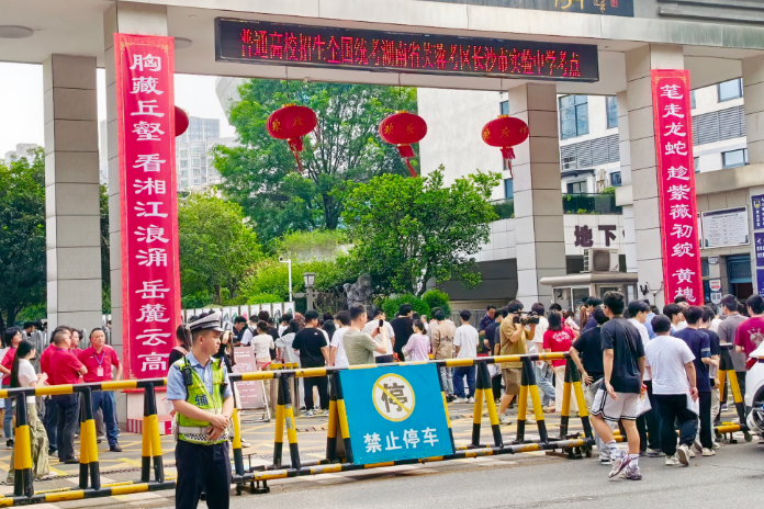 长沙：社会各界齐力助高考