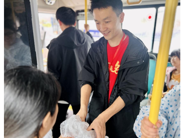 桃源二中：鞋套、巧克力、暖心外套，这场雨天送考太治愈