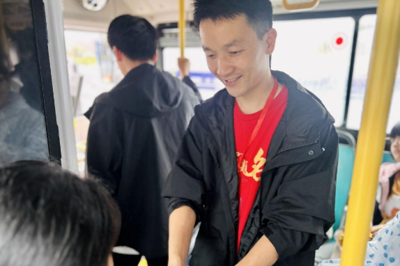 桃源二中：鞋套、巧克力、暖心外套，这场雨天送考太治愈